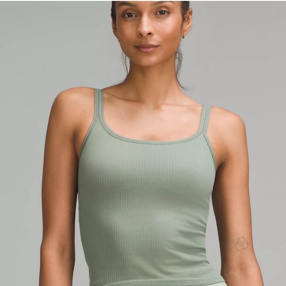 Ebb to Street Scoop-Neck
Cropped Tank Top *Light Support
Grey Eucalyptus